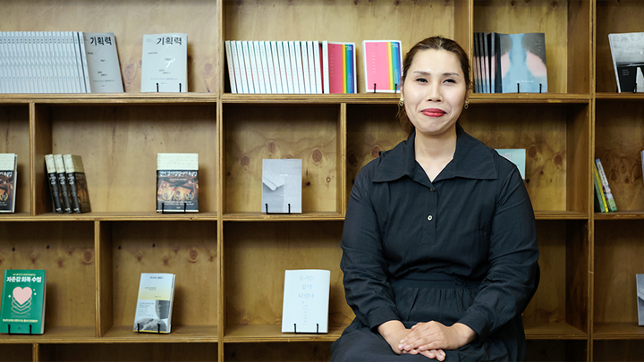 보이지 않던 세계를 열어주는 폭주 타자기