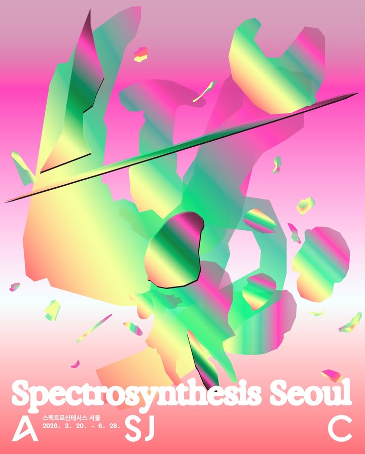분홍색 그라데이션 배경 위에 형광빛 무지개 색상의 추상 형태들이 떠 있는 전시 포스터다. 화면 중앙에는 깨진 조각이나 입체 구조물을 연상시키는 오브제가 흩어져 있으며, 초록·분홍·노랑빛이 섞인 메탈릭 질감으로 표현되어 있다. 하단에는 흰색 둥근 글씨로 “Spectrosynthesis Seoul”이 크게 적혀 있고, 왼쪽 아래에는 “스펙트로신테시스 서울 2026. 3. 20. - 6. 28.” 문구가 배치되어 있다. 전체적으로 사이버적이고 몽환적인 분위기의 디자인이다.