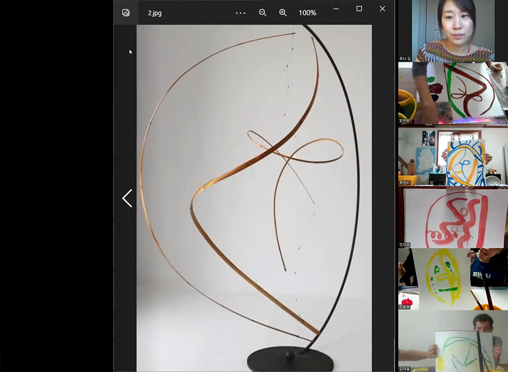 온라인 미술 워크숍 중 ‘선을 사용하여 낯선 구조물 그리기’ 모습. 중앙에 여러개의 곡선으로 이루어진 조형물 이미지가 있고, 오른편에는 이를 보고 다양한 색과 모양으로 표현한 참여자들의 그림이 다섯 개의 분할 화면으로 보인다. 