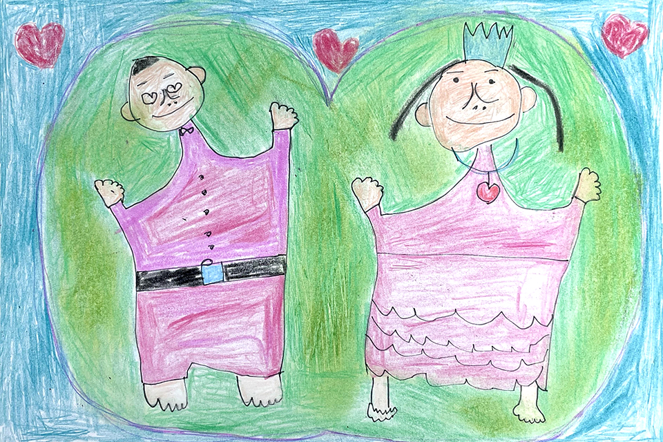 커다란 하트와 작은 하트를 배경으로 왕자와 공주처럼 입은 신랑과 신부가 양손을 번쩍 들고 활짝 웃고 있다.