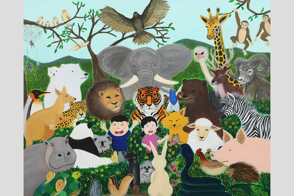 코끼리, 하마, 토끼, 여우, 곰, 기린 등 다양한 숲속 동물이 두 아이를 둘러싸고 모여 있다.