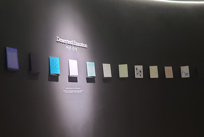검은 벽에 ‘deserted emotion 마른 감정’이라는 문구가 새겨져 있고, 여러 권의 시집이 전시되어 있다. 그 아래 ‘〈INSIDE ME2〉는 아침달 시집과 함께합니다. 진열된 시집은 모두 〈INSIDE ME2〉에서 사용된 시집입니다. 도서는 디스플레이용이니 눈으로만 감상해주세요.’라고 쓰여있다.