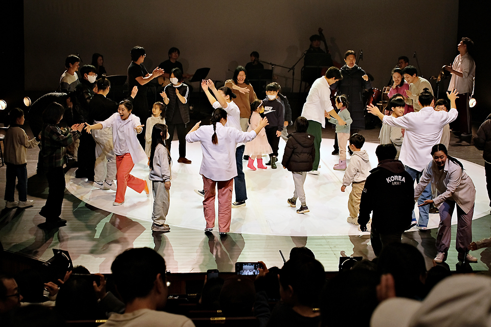 공연이 끝나갈 무렵 관객들이 무대로 내려와 출연자들과 어우러져 함께 춤춘다. 어린아이부터 어른까지 다양하고 자유롭고 즐거운 모습이다.