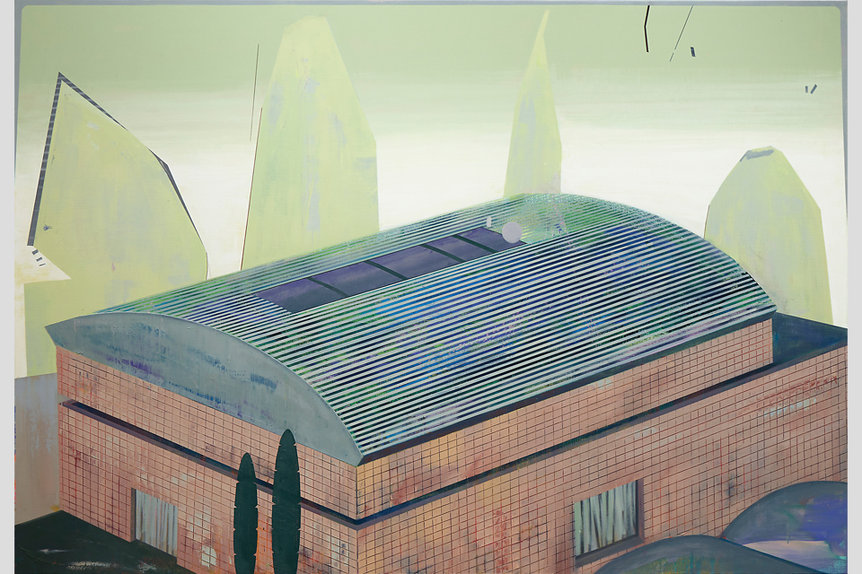 낮은 건물 형태의 구조물이 화면 중앙에 놓여 있고, 건물 지붕은 푸른색과 회색의 결이 겹겹이 표현되어 있다. 배경에는 반투명한 연노랑 색의 수직 형태의 면들이 그려져 있다.