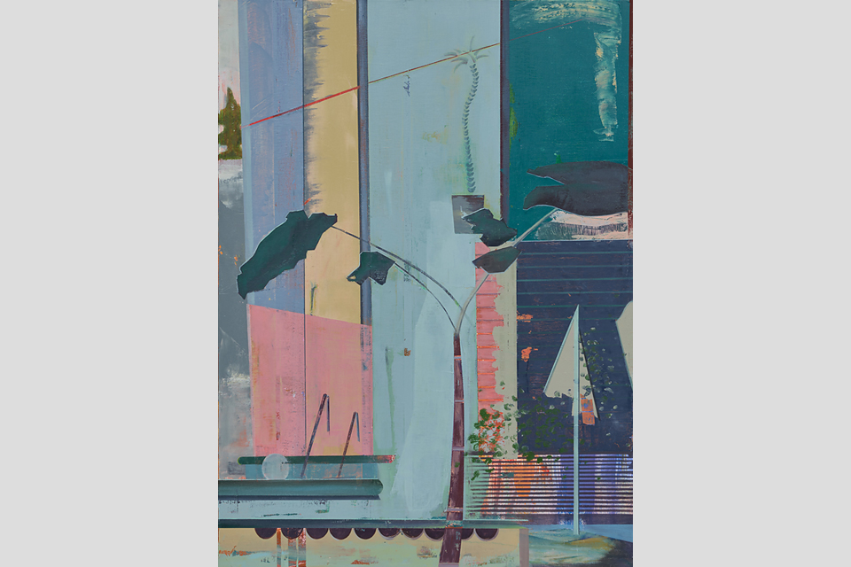 분홍, 청록, 회색 계열의 색면들이 수직·수평으로 교차하며 건축 구조가 겹쳐진 도시의 단편적인 풍경이 화면에 구성되어 있다. 화면 중앙에는 땅밑에서부터 자라난 식물 한 줄기가 뻗어 올라 넓은 초록색 잎들을 펼치고 있다.