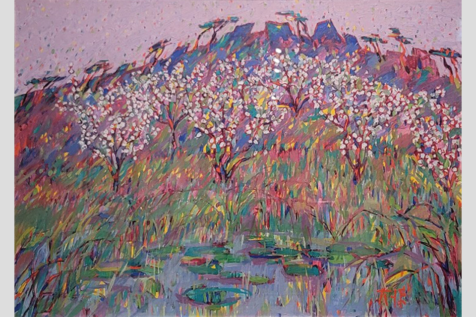 대형 회화 작품이 전시장 벽에 전시되어 있다. 화면 가득 반복되는 붓질과 다채로운 색면으로 농원 풍경을 추상적으로 표현했다.