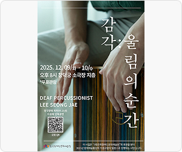 파란색과 보라색 톤의 회벽 건물에 작은 격자무늬 창문이 달린 수채화풍 그림. 창문 위쪽으로는 초록색 나무가 가지를 뻗고 있고, 벽에 나무 그림자가 벽에 드리워져 있다.