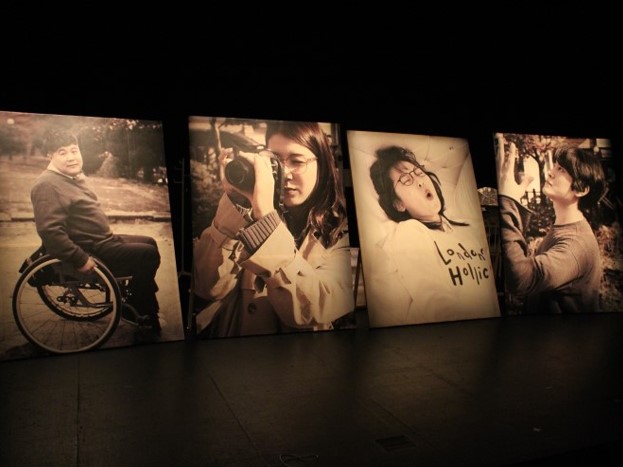 연극 <사랑이 길을 찾다> 공연 사진. 등장인물 4명의 사진이 배치되어있다. 