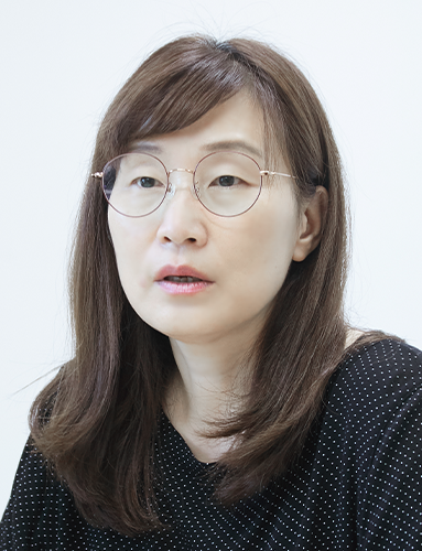 대담하고 있는 홍윤희 협동조합 무의 이사장